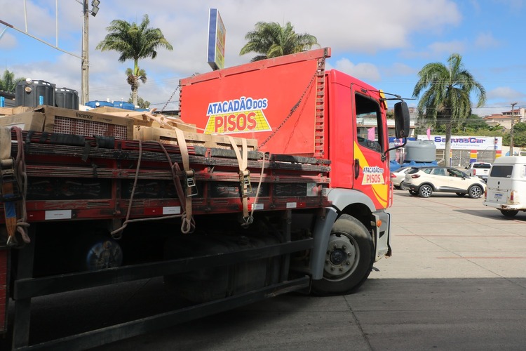 Carretas e caminhões